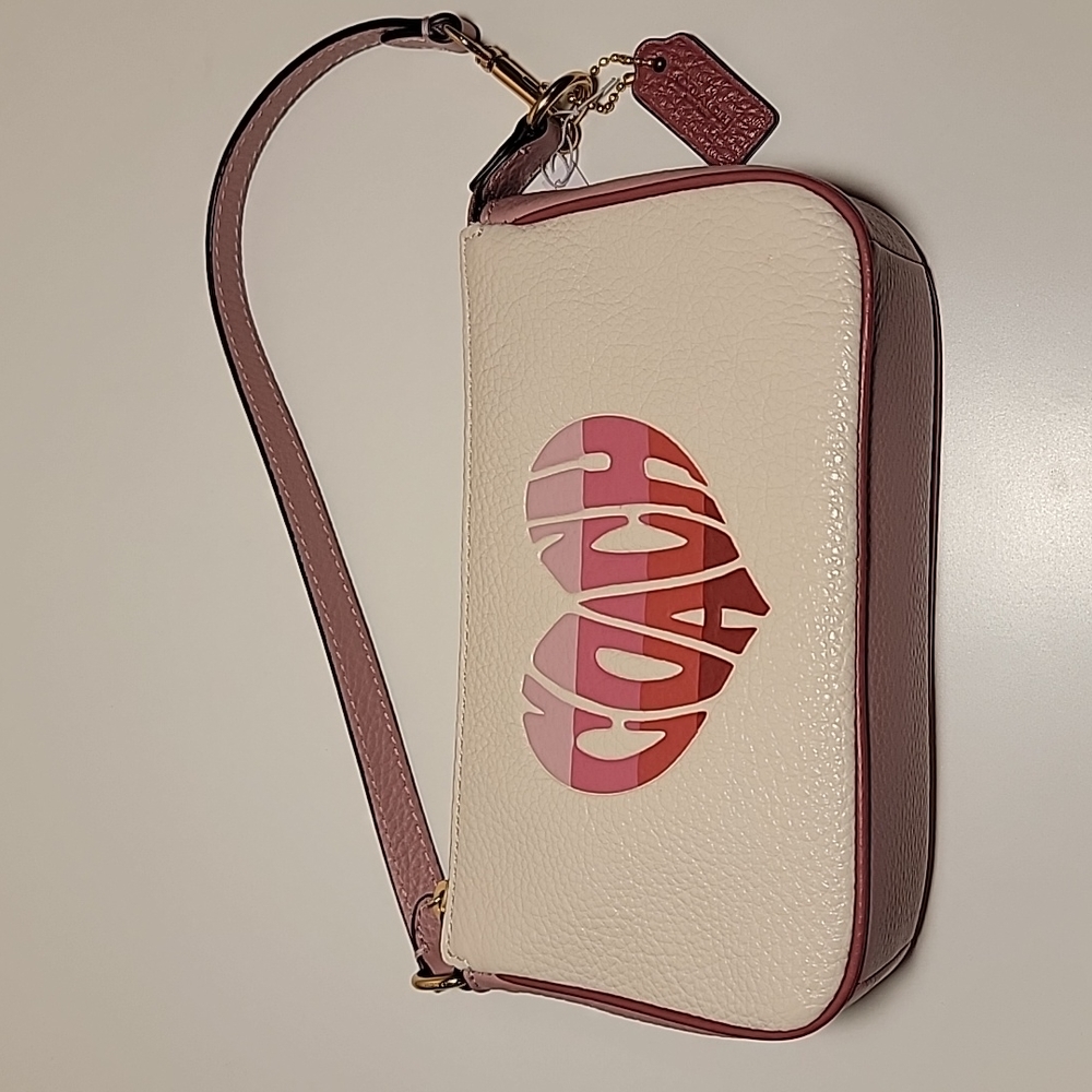 Coach Nolita 19 heart motif